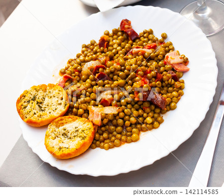 Stewed green peas with ham Stewed green peas with ham 142114585