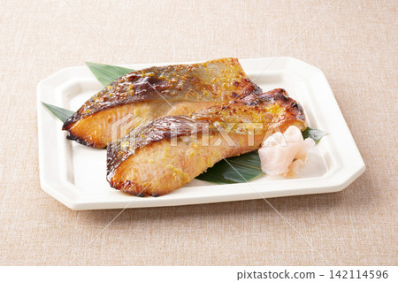 烤銀鮭魚,佐以西京味噌醃製 烤銀鮭魚,佐以西京味噌醃製 142114596