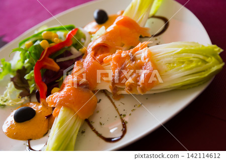 Endivias with salmon 142114612
