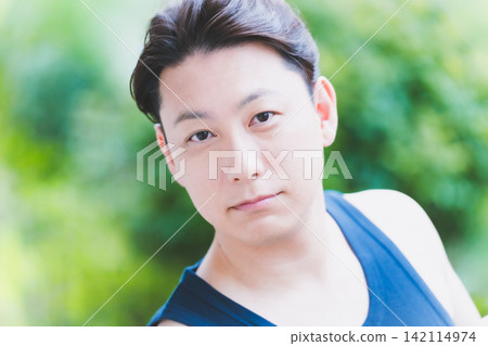 這是一張以植物為主題的男士美人肖像照,照片中的男士看起來自信滿滿,年齡在 40 多歲,拍攝於戶外。 這是一張以植物為主題的男士美人肖像照,照片中的男士看起來自信滿滿,年齡在 40 多歲,拍攝於戶外。 142114974