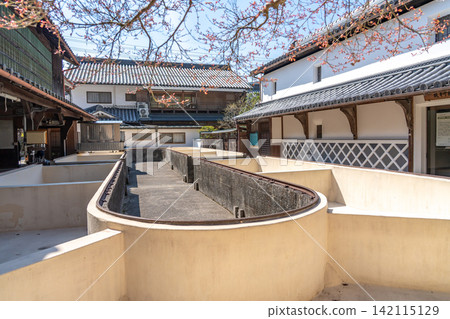 位於奈良縣宇多市宇多松山町的原森野藥材園和工廠的葛根漂白區。 位於奈良縣宇多市宇多松山町的原森野藥材園和工廠的葛根漂白區。 142115129