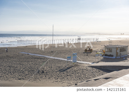A view of Kugenuma Beach in Shonan at dusk. A view of Kugenuma Beach in Shonan at dusk. 142115161