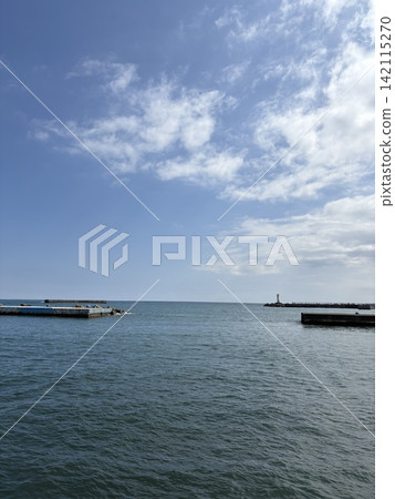 船漂浮在海面上 船漂浮在海面上 142115270