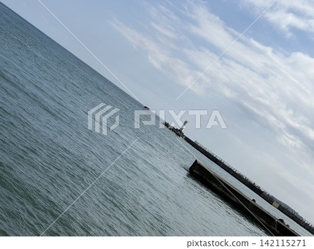 船漂浮在海面上 142115271