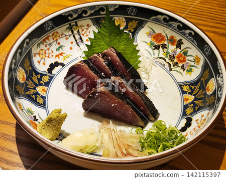 Kochi specialty: Seared bonito (katsuo no tataki) with salt 142115397