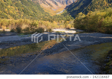 從河童橋看秋天的穗高山脈 從河童橋看秋天的穗高山脈 142116487