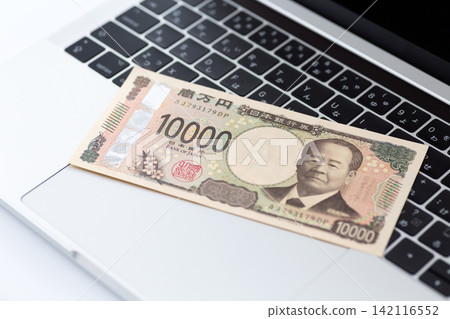 A computer and 10,000 yen A computer and 10,000 yen 142116552