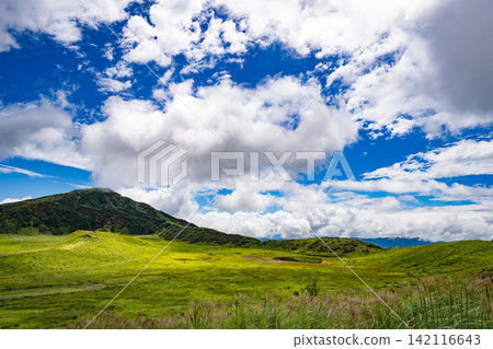 The majestic mountains and the vast expanse of clouds create a beautiful grassland landscape in Aso's Kusasenrigahama. The majestic mountains and the vast expanse of clouds create a beautiful grassland landscape in Aso's Kusasenrigahama. 142116643