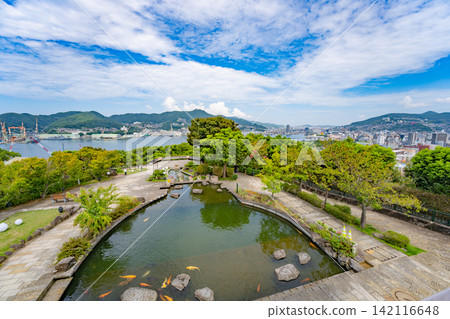 從長崎格洛弗花園眺望池塘和長崎港的城市景觀。 142116648