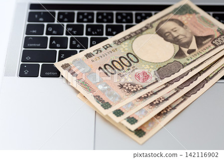 A computer and 40,000 yen A computer and 40,000 yen 142116902
