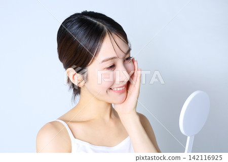 Portrait of a woman looking in the mirror Beauty image Portrait of a woman looking in the mirror Beauty image 142116925