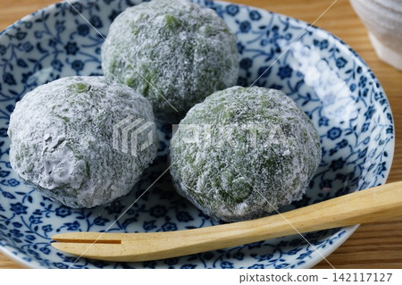 Mugwort rice cake Japanese sweets Mugwort rice cake Japanese sweets 142117127