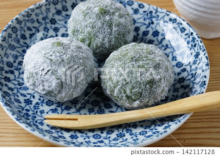 Mugwort rice cake Japanese sweets Mugwort rice cake Japanese sweets 142117128