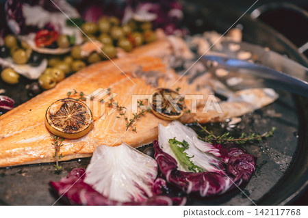 盛在大盤子裡的鮭魚菜餚 盛在大盤子裡的鮭魚菜餚 142117768