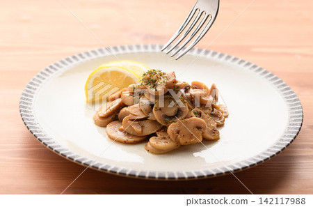 奶油醬油炒蘑菇,佐以檸檬。 奶油醬油炒蘑菇,佐以檸檬。 142117988