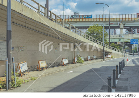 池袋高架鐵路軌道與公路景觀 池袋高架鐵路軌道與公路景觀 142117996