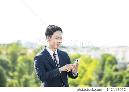 操作智能手機的商人 操作智能手機的商人 142118052