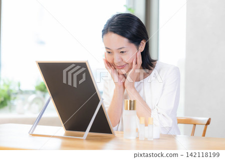 美容圖片:一位中年婦女正在保養皮膚。 美容圖片:一位中年婦女正在保養皮膚。 142118199