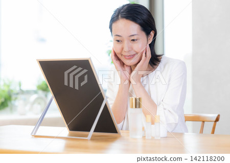 美容圖片:一位中年婦女正在保養皮膚。 美容圖片:一位中年婦女正在保養皮膚。 142118200
