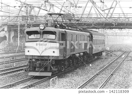 During the Japanese National Railways era, EF58137, Warabi. October 19, 1982. During the Japanese National Railways era, EF58137, Warabi. October 19, 1982. 142118309