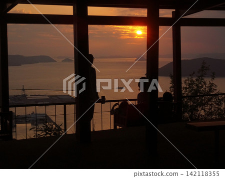 從屋島(香川縣高松市)的獅子靈岩眺望瀨戶內海的日落 從屋島(香川縣高松市)的獅子靈岩眺望瀨戶內海的日落 142118355