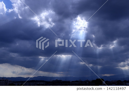 光從雲間隙插入 光從雲間隙插入 142118497