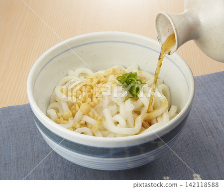 Cold udon noodles with broth poured over them (Japanese food) Cold udon noodles with broth poured over them (Japanese food) 142118588