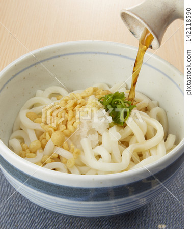 Cold udon noodles with broth poured over them (Japanese food) Cold udon noodles with broth poured over them (Japanese food) 142118590