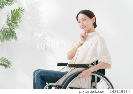 坐在輪椅上的女士，神情若有所思。 142119184