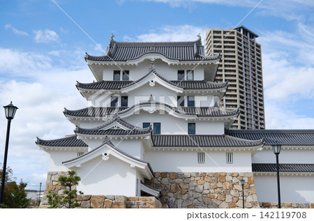 兵庫縣尼崎市尼崎城正面及一棟高層公寓大樓 兵庫縣尼崎市尼崎城正面及一棟高層公寓大樓 142119708