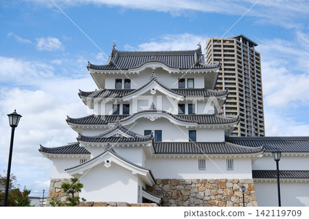 兵庫縣尼崎市尼崎城正面及一棟高層公寓大樓 兵庫縣尼崎市尼崎城正面及一棟高層公寓大樓 142119709