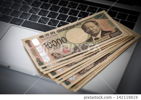 A computer and 100,000 yen A computer and 100,000 yen 142119819