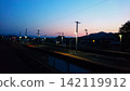 黃昏時的車站和月台 142119912
