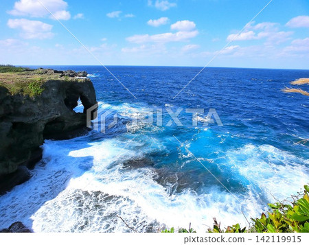 藍色的大海和白色的波浪 藍色的大海和白色的波浪 142119915