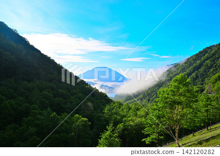從錦西峠眺望:男體山、湯之湖和雲海。 從錦西峠眺望:男體山、湯之湖和雲海。 142120282