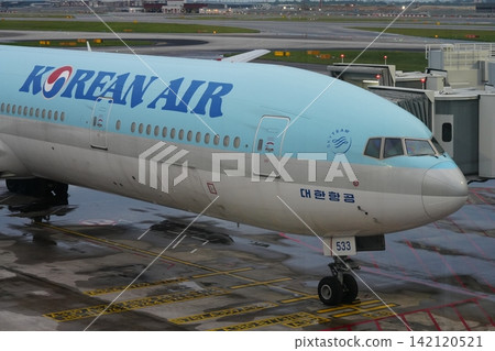 Korean Air Plane at Airport Terminal Jet Bridge Korean Air Plane at Airport Terminal Jet Bridge 142120521