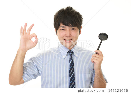 A man who performs visual acuity test A man who performs visual acuity test 142121656