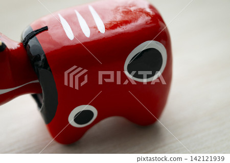 This red and ornament This red and ornament 142121939