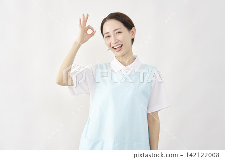 白色背景上的女護理員做出「OK」手勢 142122008