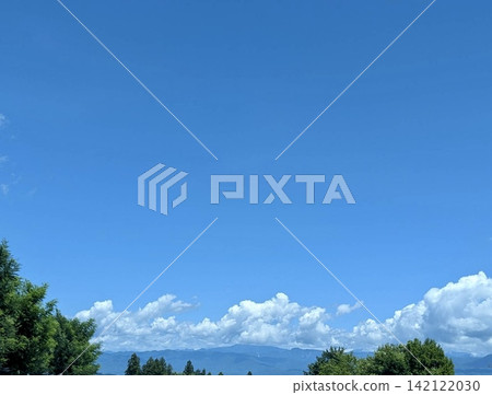 連綿的山脈,湛藍的天空,潔白的雲。 連綿的山脈,湛藍的天空,潔白的雲。 142122030