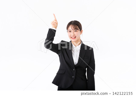 一位身穿西裝的年輕女子指著別人。 142122155