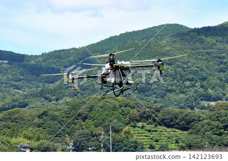 無人機噴灑農藥 無人機噴灑農藥 142123693