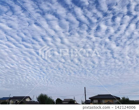 一片片住宅區，卷積雲散佈在藍天之上。 142124006