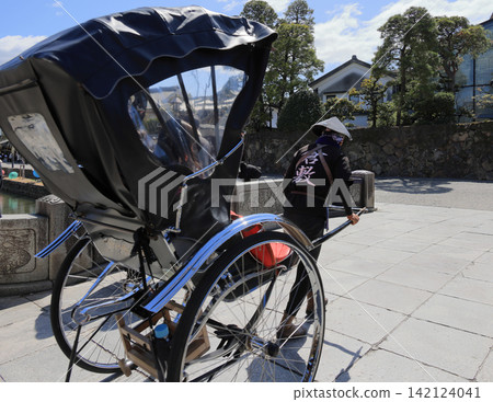 在倉敷美學歷史街區,一輛人力車正穿過大原家宅邸前護城河上的「今橋」橋。 在倉敷美學歷史街區,一輛人力車正穿過大原家宅邸前護城河上的「今橋」橋。 142124041