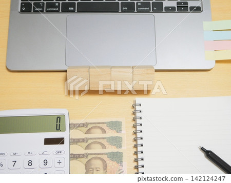 筆記型電腦、計算機、筆記本、日圓和便條紙 筆記型電腦、計算機、筆記本、日圓和便條紙 142124247