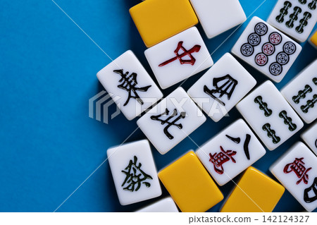 mahjong tiles lined up 142124327
