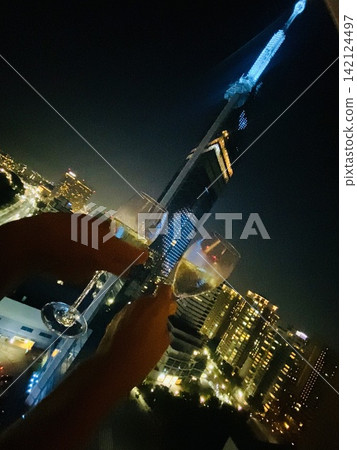 在福岡塔的夜景映襯下,舉起一顆心形的祝酒詞。 在福岡塔的夜景映襯下,舉起一顆心形的祝酒詞。 142124497