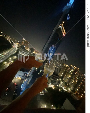 一對夫婦在福岡塔慶祝結婚紀念日 一對夫婦在福岡塔慶祝結婚紀念日 142124498