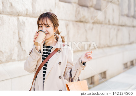 在戶外喝咖啡的女人 142124500