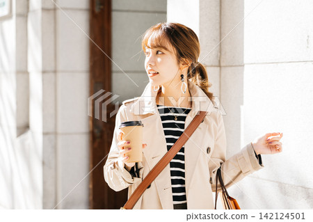 在戶外喝咖啡的女人 142124501